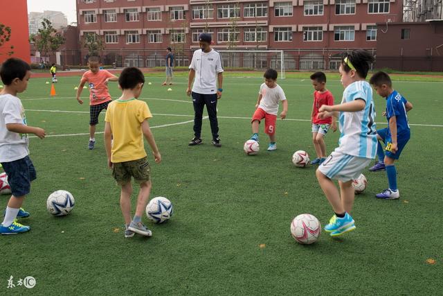 NBA新赛季正式揭幕 凯尔特人升起第18面冠军旗